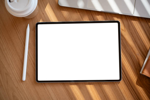 Tablet appoggiato a una scrivania